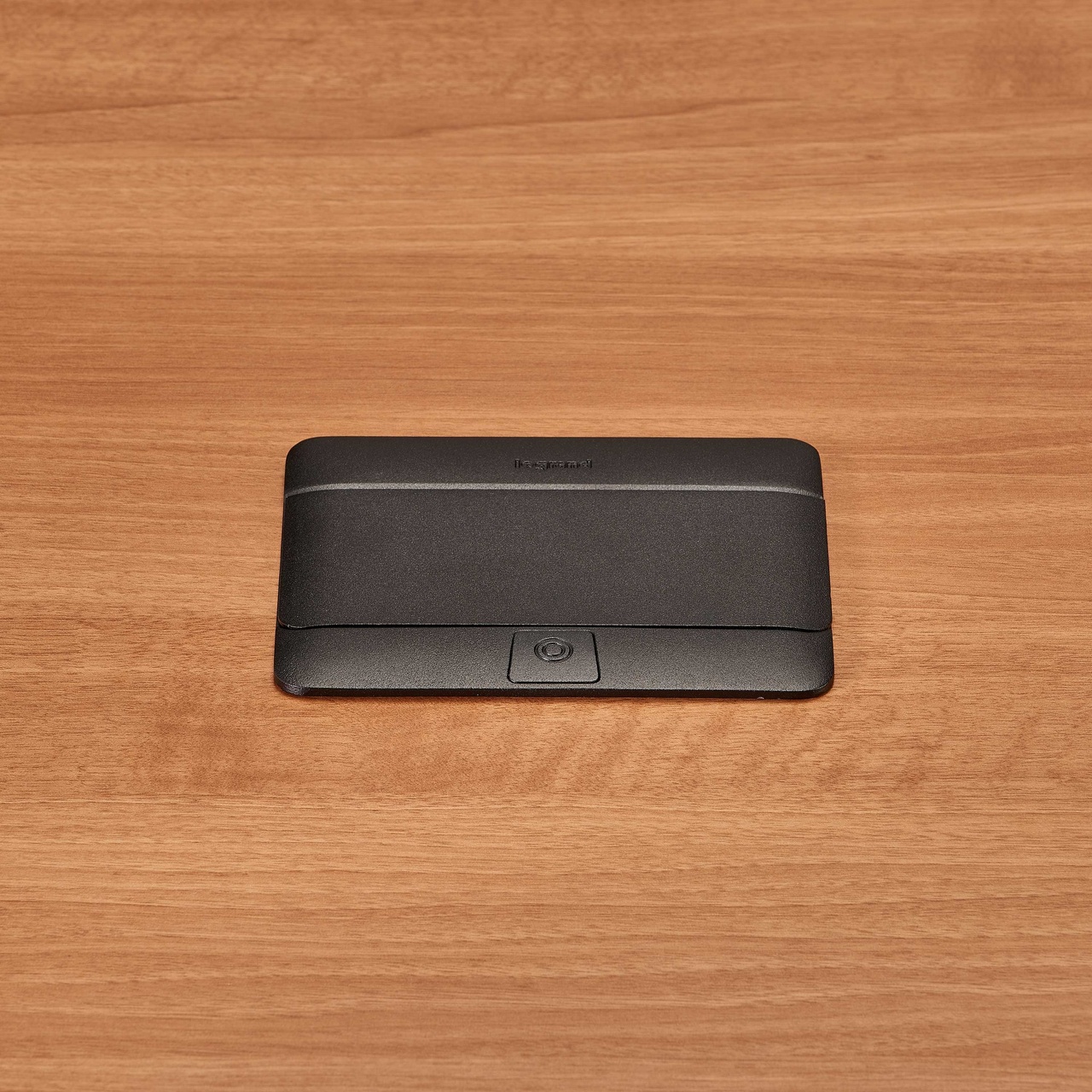 CAJA DE PISO RECTANGULAR C/TOMACTE DOBLE 110V FLIP-UP LEGRAND - Imagen 2