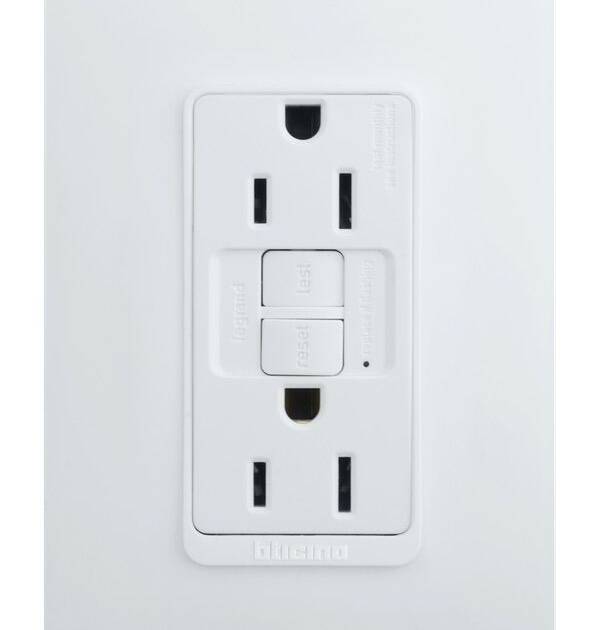 TOMACTE DOBLE C/T 15AMP GFCI LUZICA BLANCO BTICINO