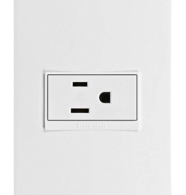 TOMACTE SENCILLO C/TIERRA 120V LUZICA BLANCO BTICINO